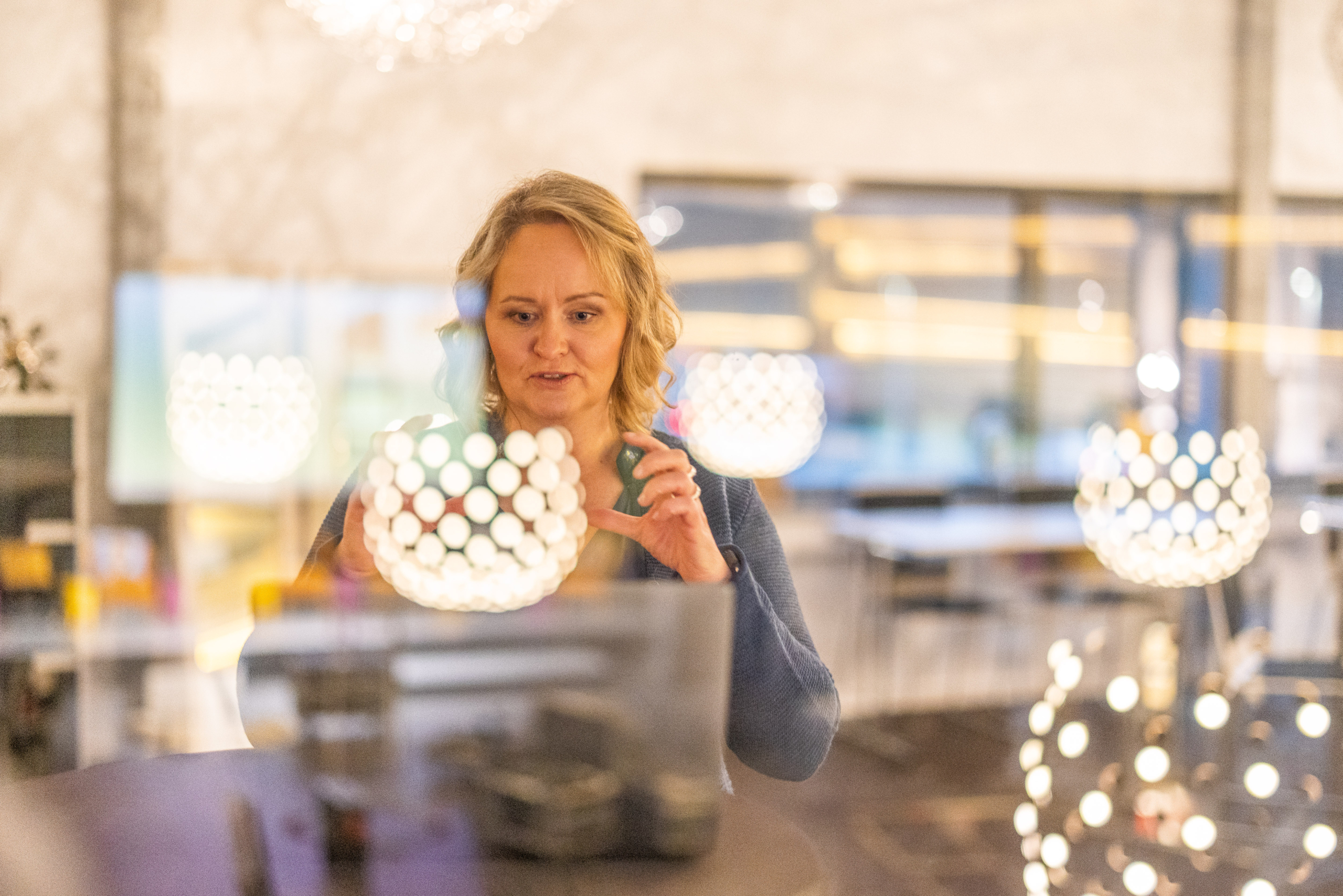 Sabrina Scheuerling unterrichtet online am PC stehend